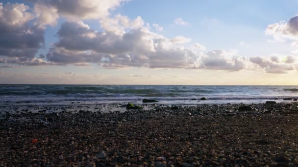 Prázdná Oblázková Pláž Dramatickou Oblohou Zpomaleném Pohybu — Stock video