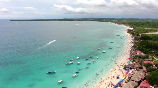 Amplio Panorama Aéreo Una Hermosa Playa Tropical Bar Island Colombia — Vídeos de Stock
