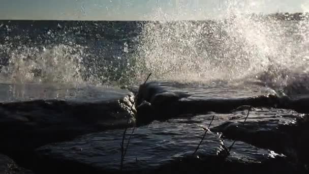 安大略湖将缓慢运动的水从冰冷的岩石上抛向空中 — 图库视频影像