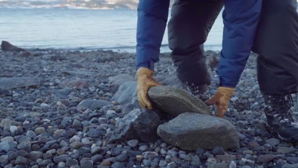 Mężczyzna Rękawiczkach Podnoszący Niosący Kamienie Nad Rzeką Zbliżenie — Wideo stockowe