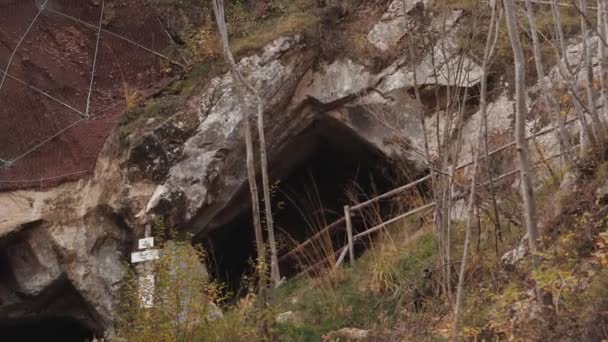 Cajeron Mağaralarının Karanlık Girişinin Statik Görüntüsü Talya Gün Işığı — Stok video