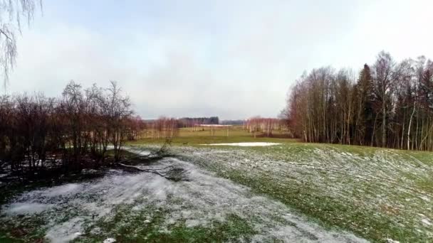 Drone Tiro Voando Sobre Campo Coberto Derretimento Neve Irregular — Vídeo de Stock