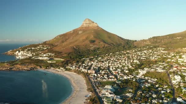 Vista Aérea Camps Bay Beach Subúrbio Com Cabeça Leão Montanha — Vídeo de Stock