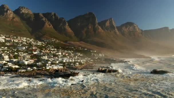 Waves Break Rugged Shore Camps Bay Beach Kapské Město Jihoafrická — Stock video