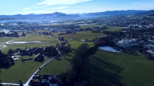 Alpy Oddali Patrząc Zielony Krajobraz Góry Dronem Widok Ptaki — Wideo stockowe