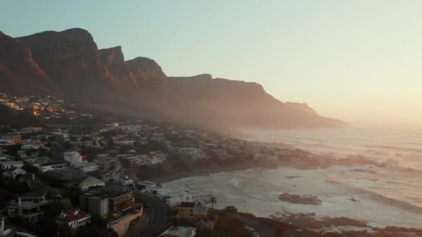 Misty Sky Coastal Suburbs Camps Bay Beach Twelve Apostles Mountain — Vídeos de Stock