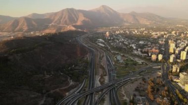 Şili 'nin sol tarafındaki Chacarillas Tepesi' nin hava manzarası gün batımında Santiago de Şili 'de