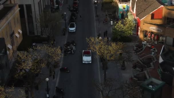 Vieille Voiture Blanche Vintage Avec Capot Rouge Foncé Roule Milieu — Video