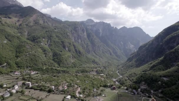 Vídeo Drone Plano Frontal Interior Vale Theth Albania Rio Lumi — Vídeo de Stock