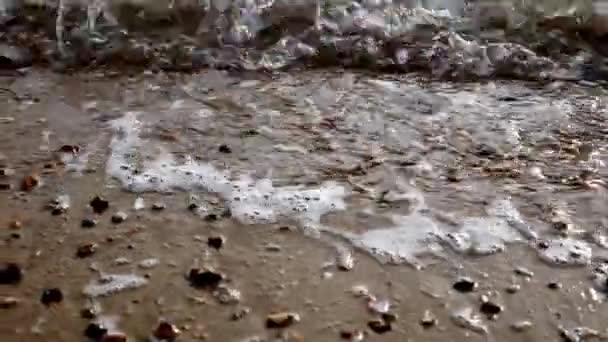 Het Oceaanwater Stroomt Het Strand — Stockvideo