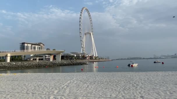 Shot Ain Dubai Ferris Wheel Panning Shoreline Jumeirah Beach Reveal — Stock Video