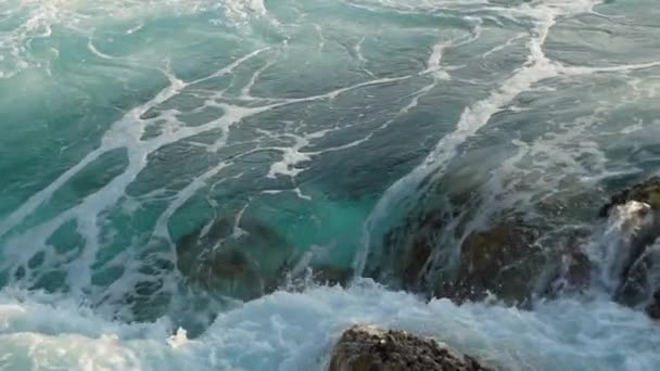 Agua Del Océano Moviéndose Través Las Rocas Cámara Lenta — Vídeos de Stock