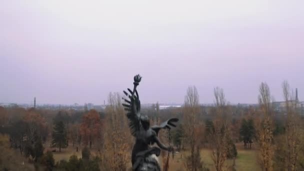 Luftflug Über Dem Lajos Kossuth Mausoleum Auf Dem Kerepesi Friedhof — Stockvideo