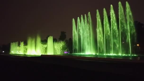 Волшебная Водная Трасса Красочными Фонтанами Показывает Зрелище Ночью Мирафлорес Лима — стоковое видео