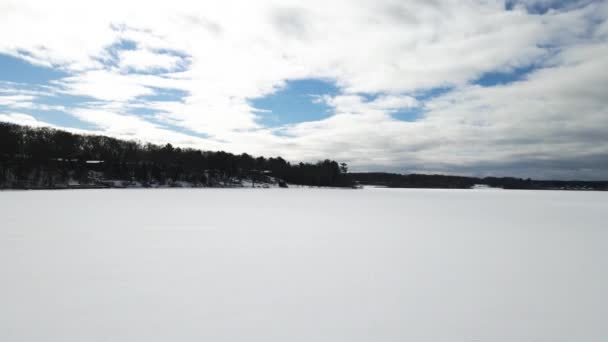 モナ湖の氷の水の上で高速回転 — ストック動画