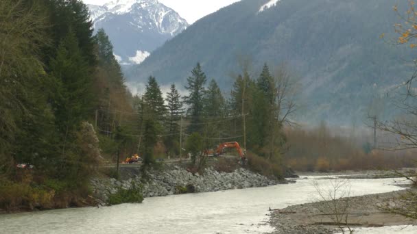 Grävmaskin Arbete Clearing Landslide Debris Road Extreme Rainstorm British Columbia — Stockvideo