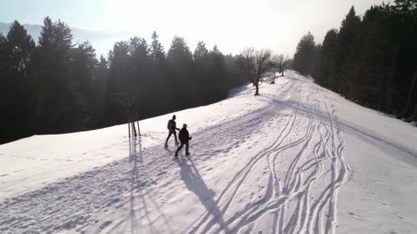 Pár Sněžnic Švýcarských Alpách Švýcarském Bildhusu Dron Orbit — Stock video