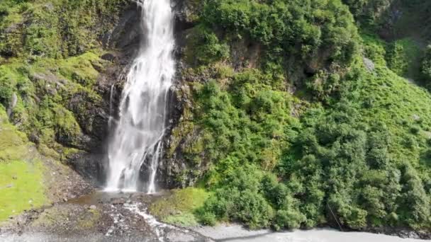 Drone Video Bridal Veil Falls Cerca Valdez Durante Soleado Día — Vídeos de Stock