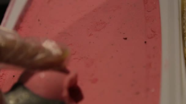 Γκρο Πλαν Άποψη Μιας Σέξι Σέσουλα Παγωτό Φράουλα — Αρχείο Βίντεο