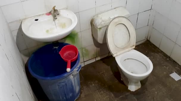 Corre Por Baño Público Sombrío Sucio Deprimente Con Agua Corriendo — Vídeos de Stock