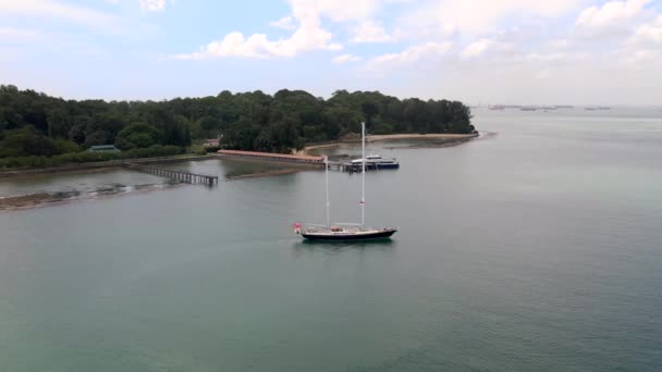Widok Lotu Ptaka Żaglówka Pływające Pobliżu John Island Pier Promem — Wideo stockowe