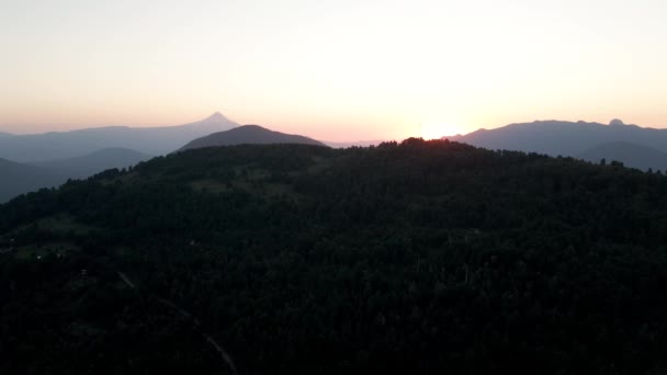 背景中的高山和维拉卡火山之间黄金时刻的空中全景 无人驾驶飞机射击 — 图库视频影像
