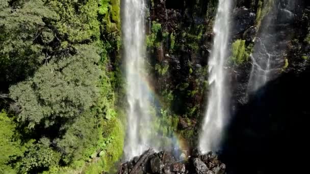 Dubbel Vattenfall Med Regnbåge Gömd Skog Drönare Skott — Stockvideo