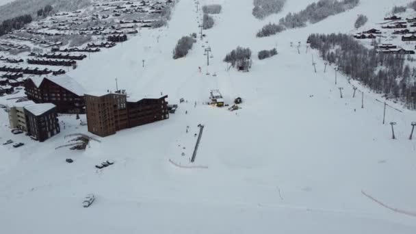 マークダーレンのスキー場の下の子供エリアは 山の頂上へのスキルを明らかにするために傾斜アップする前に 早朝曇りの朝の間に傾きと空中を前進 — ストック動画