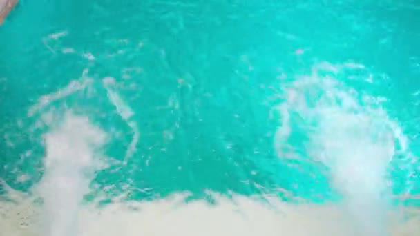 有按摩浴缸的游泳池 还有起泡的水和波浪在室内按摩 — 图库视频影像