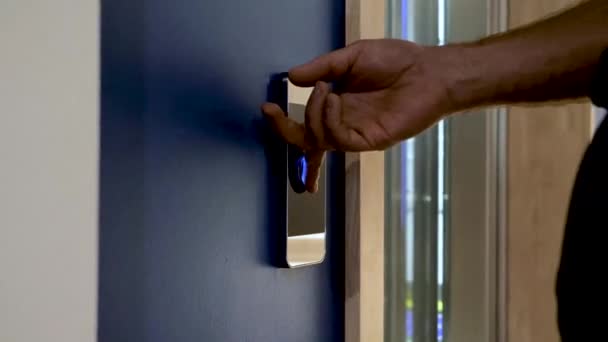 Teknisyen Özel Asansörde Üst Katın Düğmesine Basıyor — Stok video