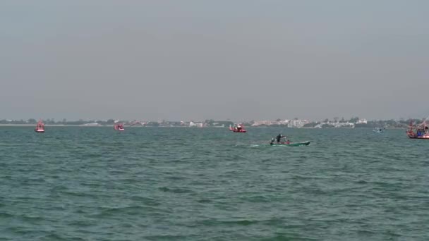Een Snelvarende Vissersboot Naar Rechts Terwijl Anderen Tijdens Een Zonnige — Stockvideo