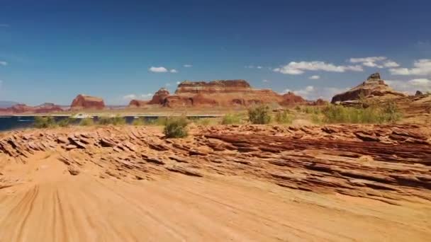 パウェル湖 Azの乾燥砂漠の崖に囲まれた水のボディの空中風景 — ストック動画