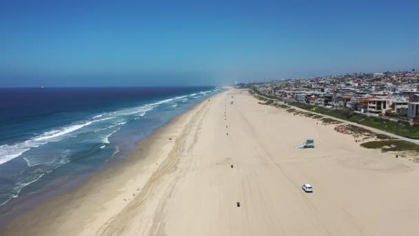 Autofahren Leeren Strand Einem Sonnigen Sommertag Kalifornien Usa Antenne — Stockvideo