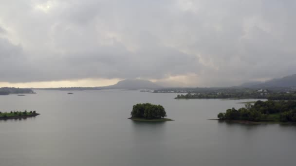 Vista Las Aguas Tranquilas Del Lago Vaitarna Durante Día Nublado — Vídeos de Stock