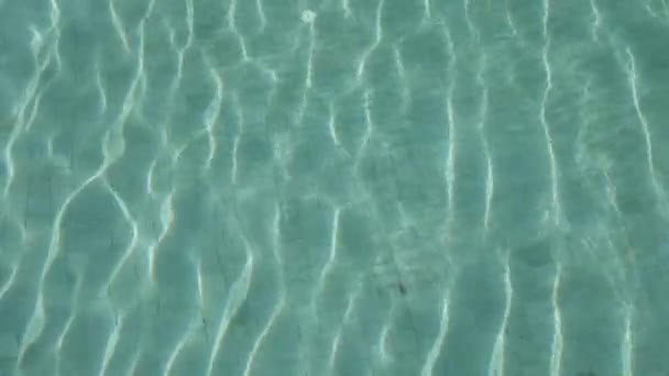 Вид Поверхность Воды Бассейне Отраженным Поверхности Солнечным Светом — стоковое видео
