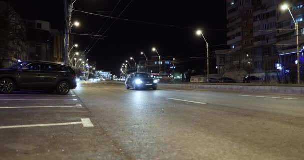 Vehículos Que Conducen Noche Ciudad Galati Moldavia Rumania Estática — Vídeo de stock