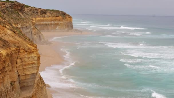 澳大利亚维多利亚州的大海路 坎贝尔港国家公园近岸令人叹为观止的橙色石灰岩悬崖和野生沙滩 伴随着柔和的海雾和翻滚的波浪 — 图库视频影像