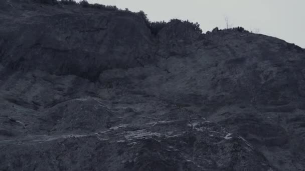 Monochrome Fpv Drone Shot Van Rocky Mountain Helling Overdag — Stockvideo