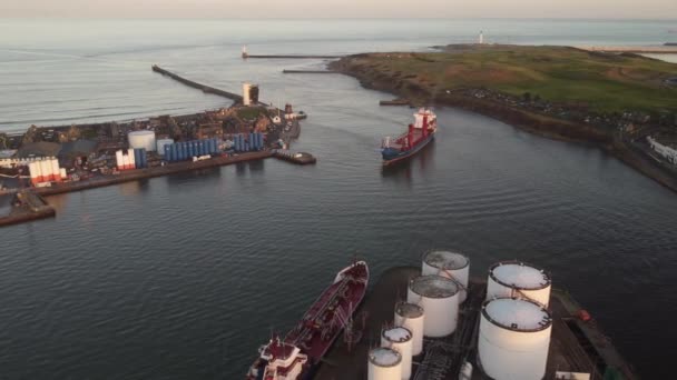 Flygfoto Över Ett Lastfartyg Som Anlöper Aberdeens Hamn Vid Solnedgången — Stockvideo