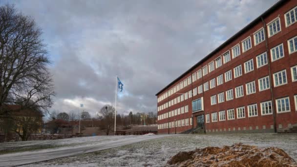 Eine Fahne Mit Dem Stadtwappen Für Fagersta Mit Dem Rathaus — Stockvideo