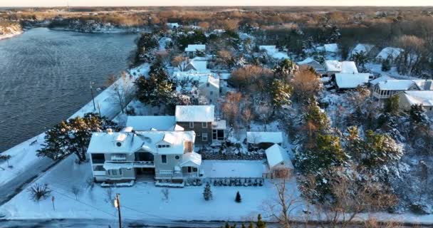 冬の雪の中で湾でアメリカの家 アメリカ人コミュニティの生活 ウォーターフロントの家の空中トラックショット — ストック動画