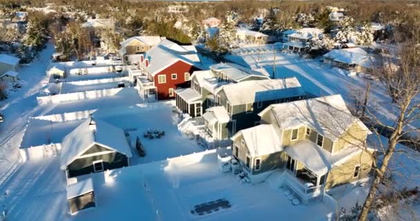 Quintal Casas Cobertas Neve Inverno Cerca Picareta Sol Brilhante Vista — Vídeo de Stock