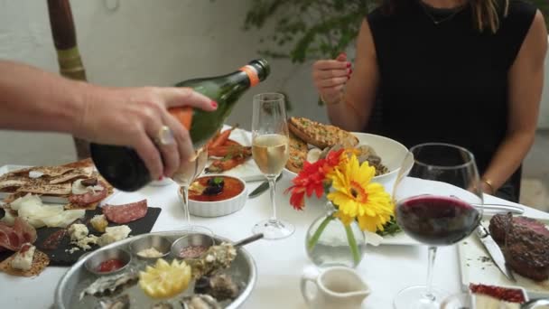 Champagne Wordt Gegoten Juicht Tafel Vol Voedsel Slow Motion 30P — Stockvideo