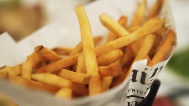 Frischer Korb Mit Köstlichen Knusprigen Pommes Frites Zeitlupe 30P — Stockvideo