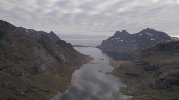 Widok Lotu Ptaka Widokiem Wąski Refleksyjny Obszar Reinefjord Lofoten Norwegia — Wideo stockowe