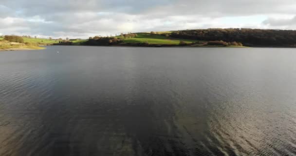 Kebelakang Udara Mengungkapkan Ditembak Atas Perahu Yang Ditambatkan Danau Pada — Stok Video