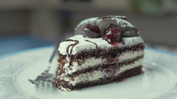 Snijd Chocolade Crème Verjaardagstaart Plaat Draaien — Stockvideo