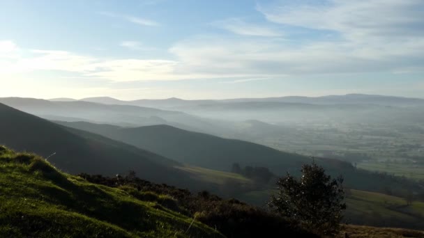 Distante Nebuloso Sonhador Camadas Panorâmica Rural Montanha Vale Picos Campo — Vídeo de Stock