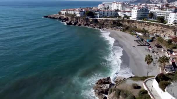 飞越西班牙Nerja市中心的Playa Salon上空 纳尼亚海岸的巨浪 向西俯瞰安达卢西亚海岸线 下面飞越海滩的鸟儿 — 图库视频影像