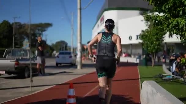 Junger Mann Läuft Bei Leichtathletik Und Triathlonwettkampf Auf Leichtathletikbahn Der — Stockvideo